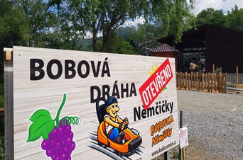 Tabule Bobovky Němčičky oznamující otevření bobové dráhy | Areál Bobovky Němčičky