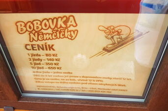 Ceník Bobovky Němčičky na dřevěné tabuli | Areál Bobovky Němčičky